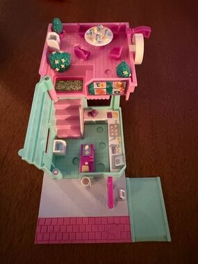 Vintage 1994 Polly Pocket drive thru burger stand with two figurines